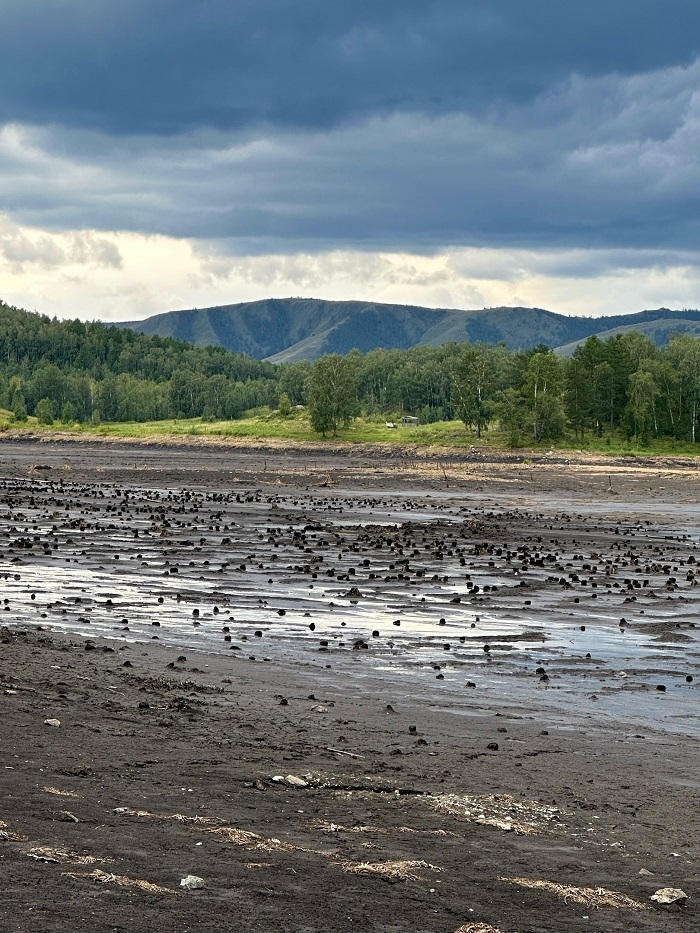 «Дно Большого Шерамбая и хребет Нурали». Фото:<a href="https://pikabu.ru/story/kak_tsiklon_unichtozhil_ozero_v_bashkirii_11673187?u=https%3A%2F%2Fvk.com%2Folgakolosowa&t=%D0%9E%D0%BB%D1%8C%D0%B3%D0%B0%20%D0%9A%D0%BE%D0%BB%D0%BE%D1%81%D0%BE%D0%B2%D0%B0%20%2F%20%D0%92%D0%9A%D0%BE%D0%BD%D1%82%D0%B0%D0%BA%D1%82%D0%B5&h=42225c313c74dfcb05b1abc8966035b1f306d6e3" title="https://vk.com/olgakolosowa" target="_blank" rel="nofollow noopener"> Ольга Колосова / ВКонтакте</a>