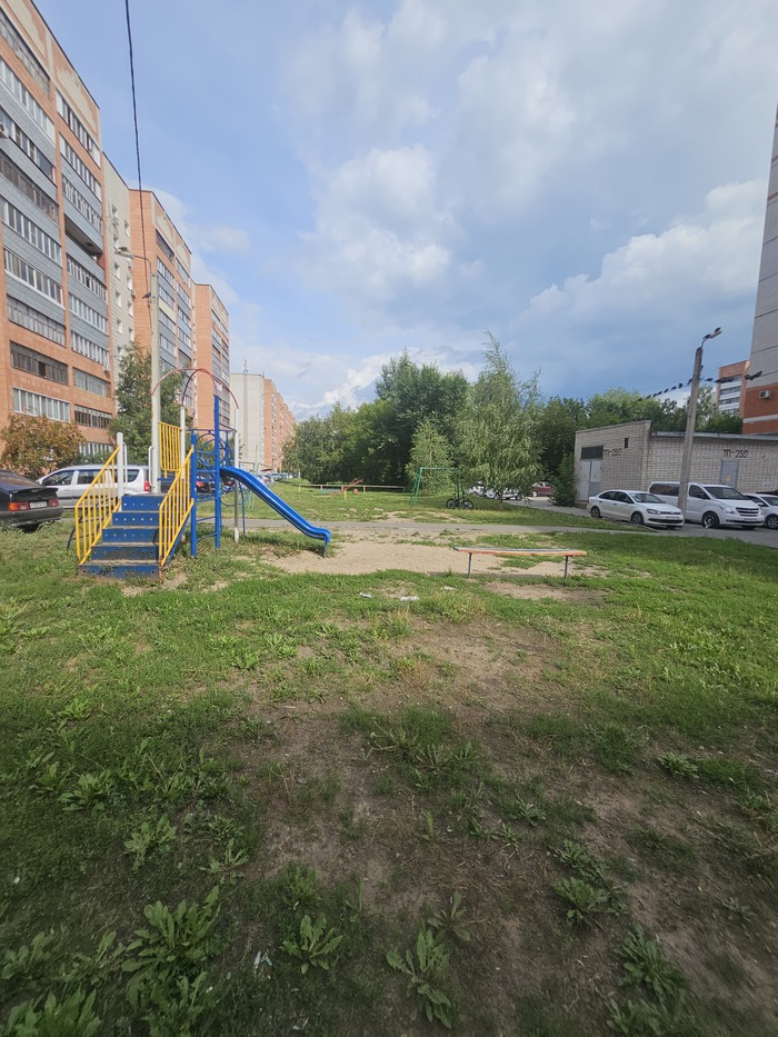 в центре перед горкой, рядом с песочницей, кучка уебков со двора кормит голубей-все карнизы засраны, + помойка из остатков пищи. Не дай бог оставить тачку под проводами.