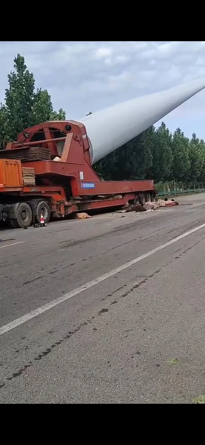 Нарочно не придумаешь …… - Авария, Свинья, Китай, Ветрогенератор, Нарочно не придумаешь, Происшествие, Вертикальное видео, Длиннопост