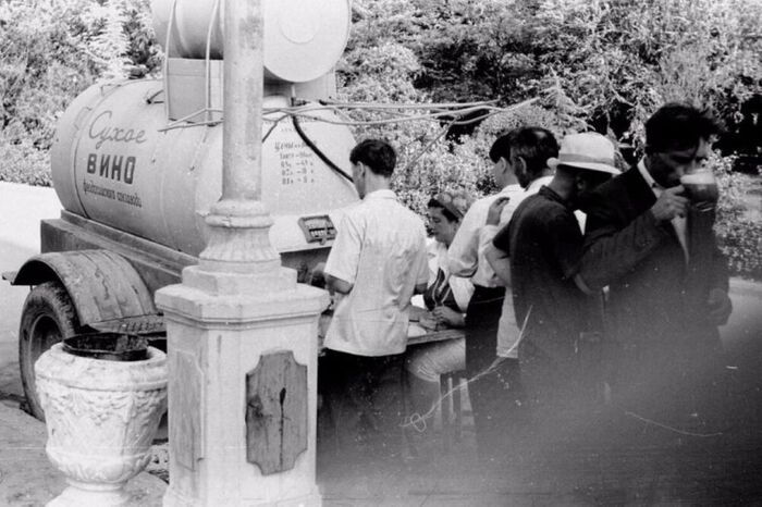 Сухое вино из Феодосии: 0,5 литра - 45 коп, 0,2 - 18 коп