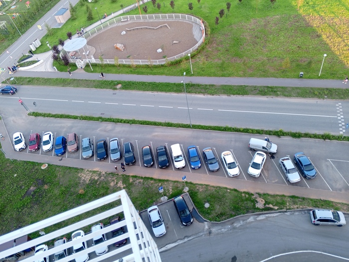 Так паркуются, только иностранные специалисты, мужик на ларгусе в гневе