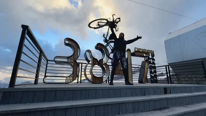 A streamer from St. Petersburg came to Elbrus on a bicycle, broadcasting his journey live - My, A bike, Cyclist, Bike trip, Streamers, Стрим, Saint Petersburg, Elbrus, Travels, Travel across Russia, Tent, The mountains, Mountain tourism, GIF, Video, Longpost, The photo