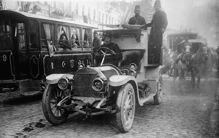 Ужас и восхищение: Hotchkiss Automitailleuse на улицах Стамбула, 1908 год.