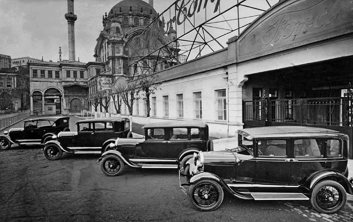 Первые автомобили турецкой сборки — Ford — выпускала фабрика в «свободной экономической зоне» площадью 27,617 кв. м вблизи стамбульской мечети Тофане с 1925 по 1934 год.