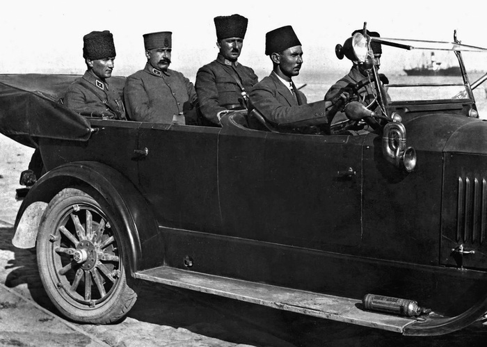 Мустафа Кемаль Ататюрк, начальник его генштаба маршал Февзи Чакмак с адъютантом майором Салихом Бозоком в Измире (Смирне), в канун резни христианского населения, сентябрь 1922 года. За рулем Мустафа Садеттин.