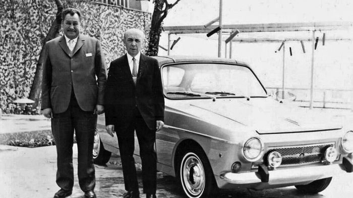 Ахмет Вехби Коч и Бернар Нахум (слева) у разработанного фирмой Reliant «первого турецкого автомобиля» Anadol A1, 1965 год.