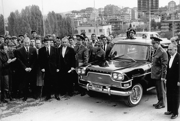 Фото с Кемалем Гюрселем (опирается на трость). Крайний слева, в угодливой позе — газетчик, в самый разгар работ над «Девримом» написавший, что Турции не нужен собственный автомобиль, раз даже иголки делать не умеем.