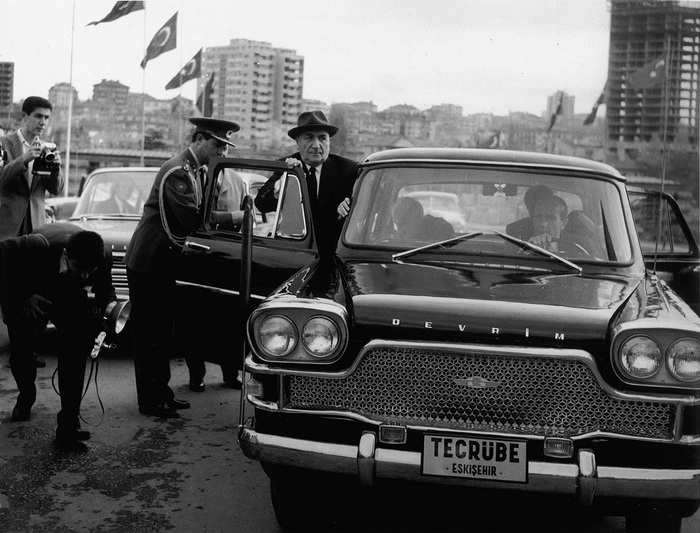 Кемаль Гюрсель садится в чёрный «Деврим» с пустым баком… На номерном знаке написано: «Опытный, Эскишехир».