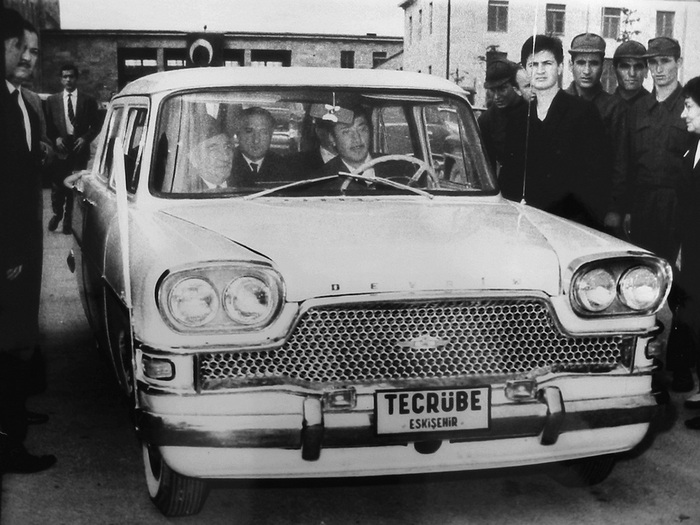 Дубль два: прибытие к мавзолею Ататюрка в белом «Девриме».