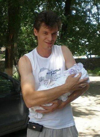 Забираю дочь из роддома, один, мне некогда собирать друзей или застолье - всё набегу.