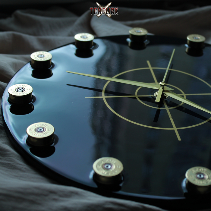 Часы оснащены кварцевым, бесшумным механизмом с плавным ходом и работают от батарейки АА. Металлические стрелки с латунным напылением. Циферблат, диаметром - 30 см. Гильзы калибра 12/70