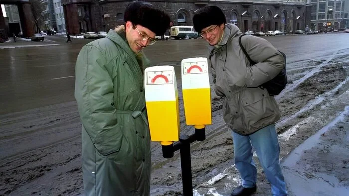 Ребята впервые увидели автоматы для оплаты парковки, Москва, улица Тверская, конец 90-х годов - Кросспостинг, Pikabu publish bot, Повтор, 90-е, Москва