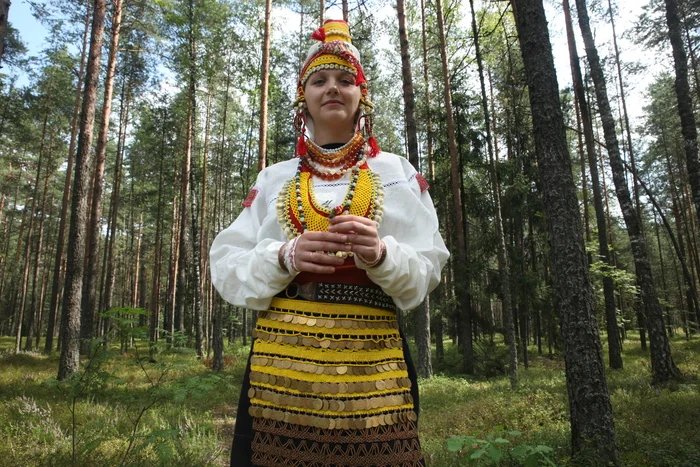 Водь да Ижора в лесу под Кургалой - Моё, Истории из жизни, Деревня, Фотограф, Народное, Национальные костюмы, Показ мод, Ленинградская область, Ижора, Этнография, Коренные народы, Длиннопост