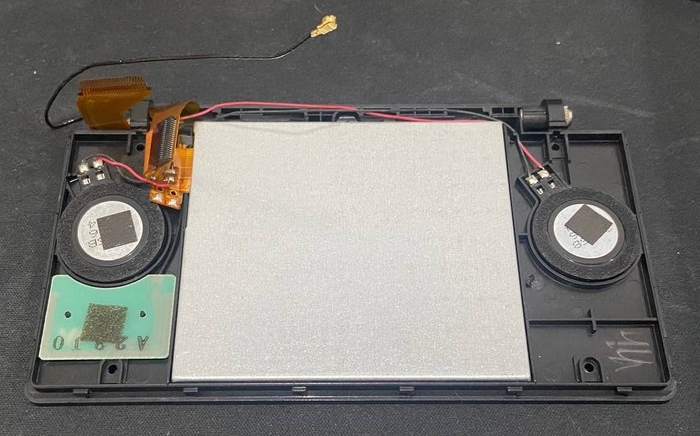 Выглядит не очень элегантно, но крышка закрывается плотно, экран работает без сбоев.