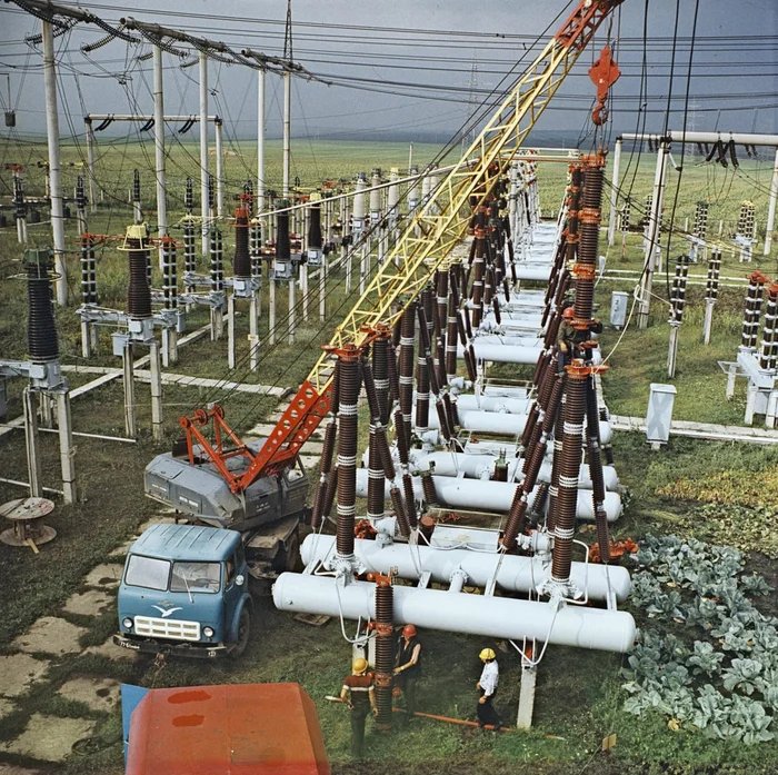 Installation of air switches in electrical networks. Balti city. MSSR, 1980 - the USSR, Mains, Balti, Made in USSR, Retro, 80-е, Telegram (link)