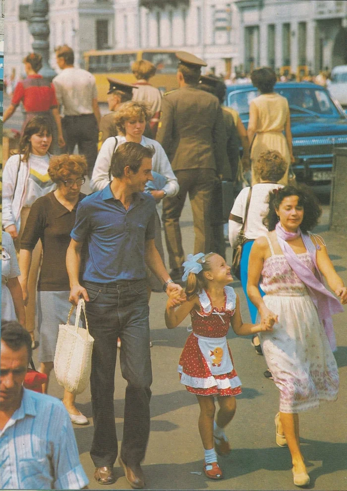 Happy morning with the family. Leningrad, Nevsky Prospekt, 1985 - the USSR, Leningrad, Nevsky Prospect, Family, Made in USSR, Childhood in the USSR, Childhood memories, Memories, Memory, 80-е, Summer, Past, Childhood, Holidays, Youth, Telegram (link)