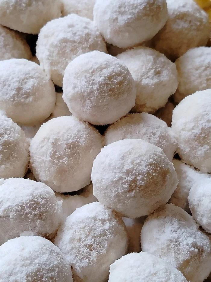 Classic Snowball Cookies with Coconut - Кокосовая стружка, Кокос, Печенье, Пудра, Сахарная пудра, Выпечка, Выпечка без яиц, Рождество, Новый Год, Подарки, Сладости, Кулинария, Рецепт, Классика, Песочное тесто, Сливочное масло, Мука, Чаепитие, Десерт, Длиннопост