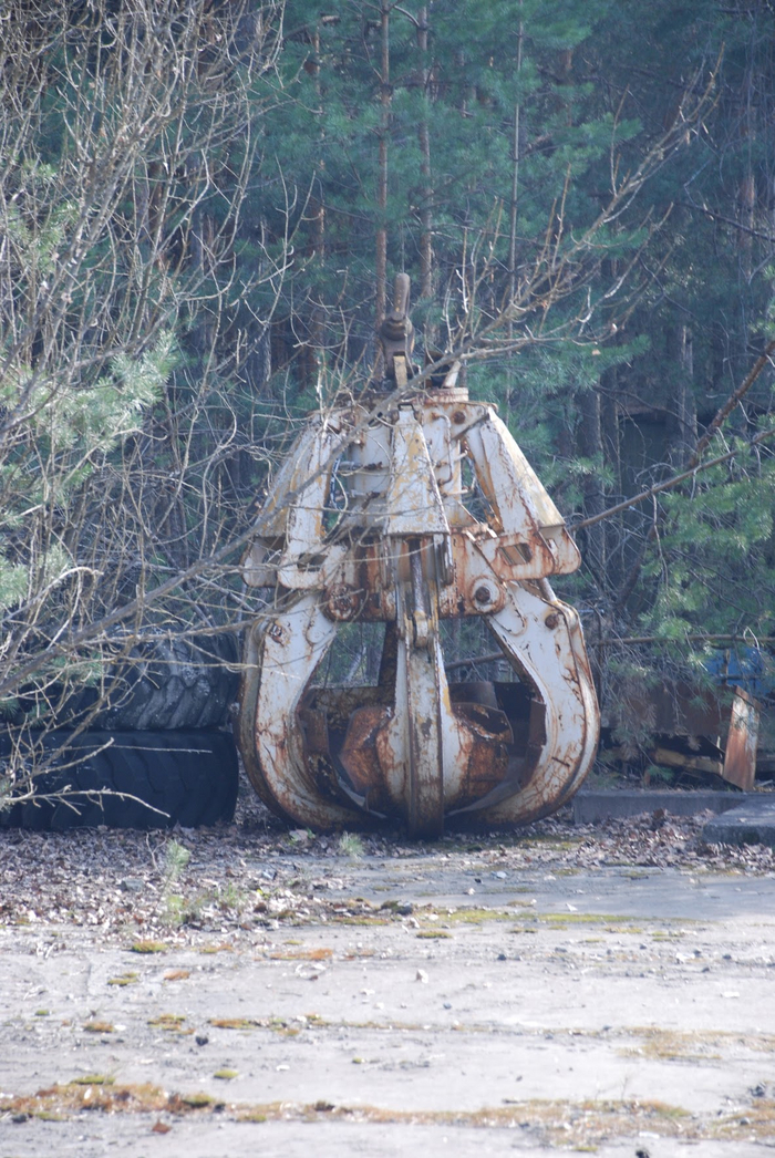 Это точно он, вон и колёса до сих пор лежат, и тоже наверно прилично фонят, но вот этим ковшом брали реально "горячие" вещи.