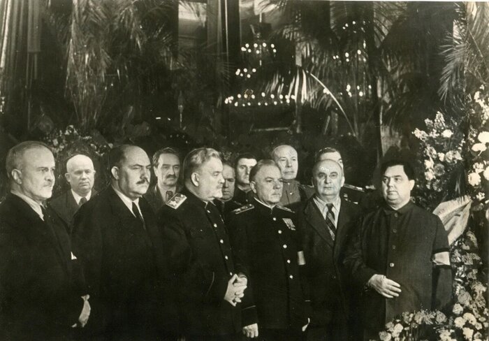 На фото день похорон И. В. Сталина. Третий слева Л. М. Каганович, второй справа Л. П. Берия, крайний справа Г. М. Маленков.