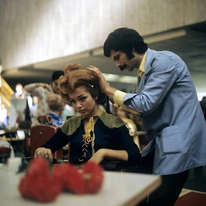 XII Московский конкурс парикмахеров. Московский мастер Жозеф Антонян во время выполнения вечерней прически, 1975 год