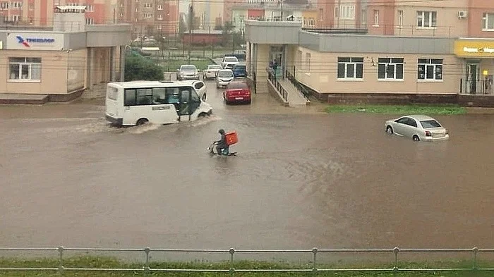 The order will be delivered! - Deliveryman, Flooding, Rain, Shower, Work, Express delivery, Street photography