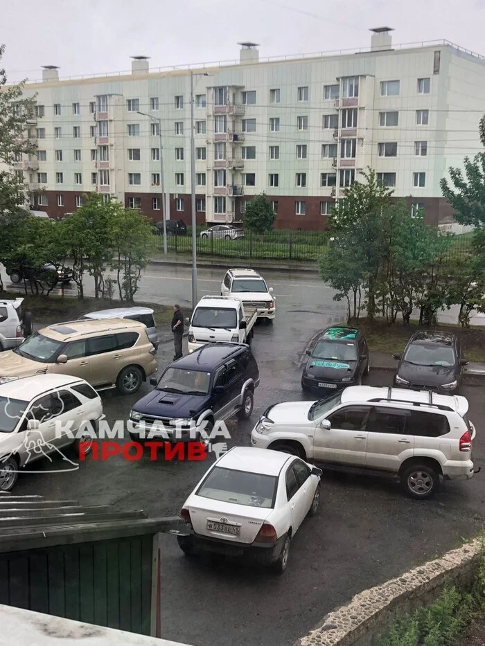 “This is how people park. It's impossible to leave. We called the traffic police, we’re waiting.” - Kamchatka, Negative, Car, Parking, Telegram (link)