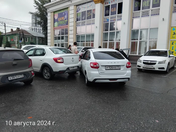 Owner of Renault M 958 RT 73 inspect the car - Ulyanovsk, Auto, Driver, Crash, Motorists, Longpost