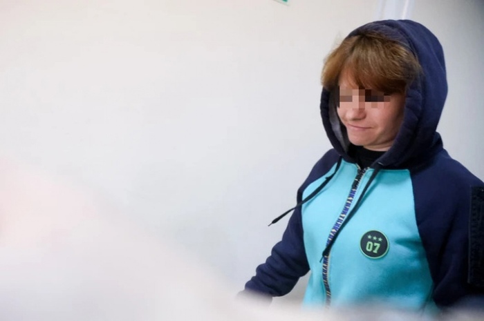 Снимок Екатерины Белянкиной после освобождения облетел все газеты и соцсети России, сделав несчастную мировой знаменитостью поневоле. Издания, в свою очередь, описали появление в суде Екатерины ПУБЛИЧНЫМ!