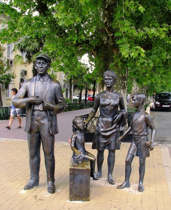 This is the composition. Those who watched the film will immediately know, but they could have done better - The photo, the USSR, Sculpture, Monument, The Diamond Arm