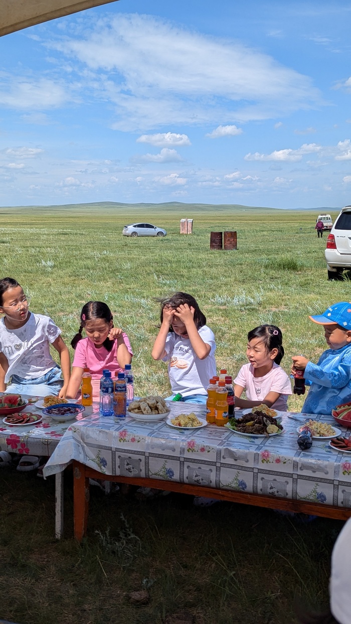 обед на природе, на фоне ПРИУС (или как говорят в Монголии - ПРУС) - самое популярное авто.