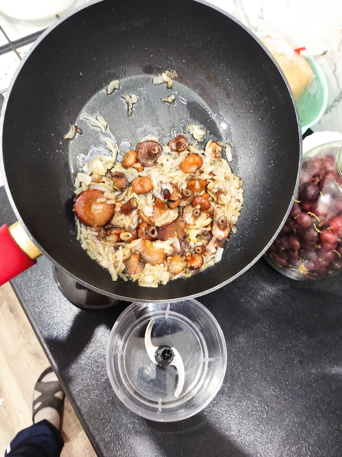 В блендер. Но он же вкусный. Хорошо, но потом в блендер.