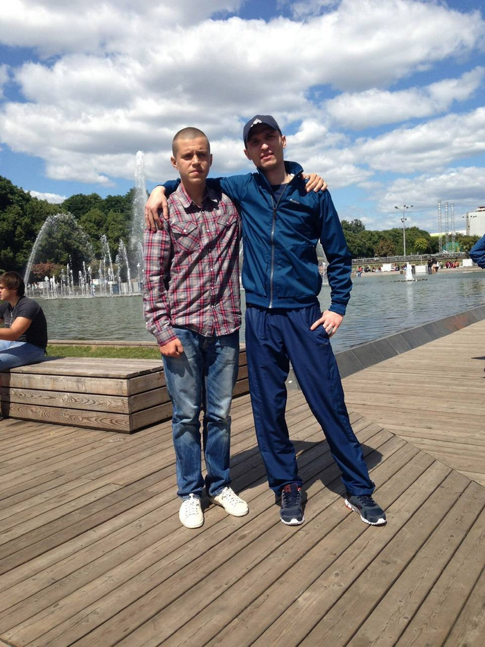 2014 год. Парк Горького. Стою с другим троюродным братом, которого не видел с детства. В посте говорил о сводном. Батя общий. Худой и подтянутый. Правда лицо недовольное на фоткаъ у меня с детства.