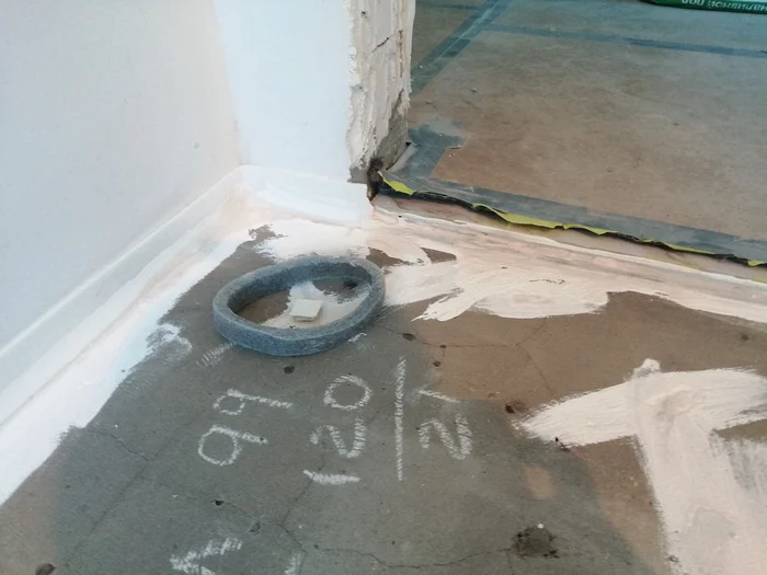 A huge mistake made by some tilers - My, Repair of apartments, Tile laying, Self-leveling floor