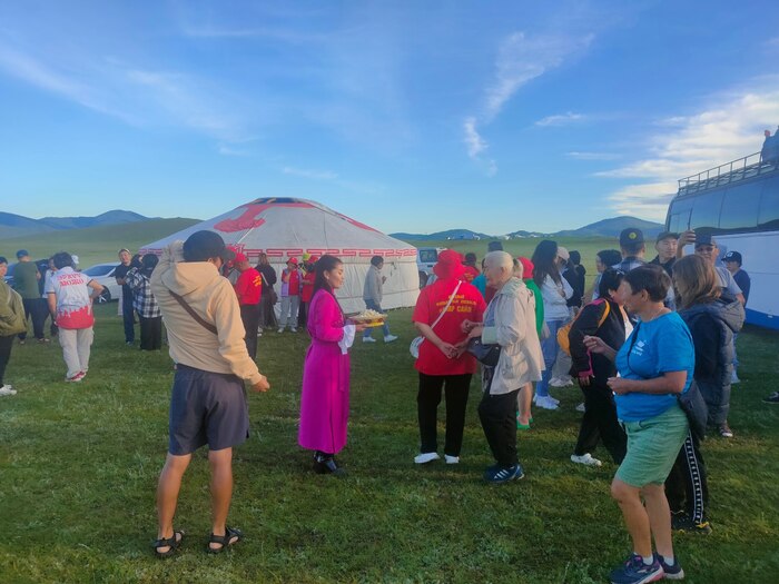 Местные девушки в национальных одеждах угощали молочными продуктами национальной бурятской кухни.