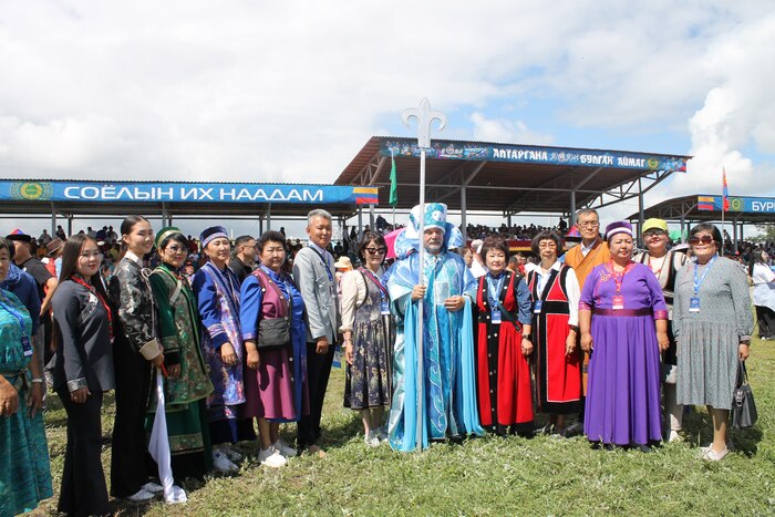 Удостоен Чести в костюме Байкала Батюшки вместе с красавицей Ангарой на открытии Алтарганы пройти в торжественной колонне от участиков из Иркутской области . Алтаргана 2024 МНР.