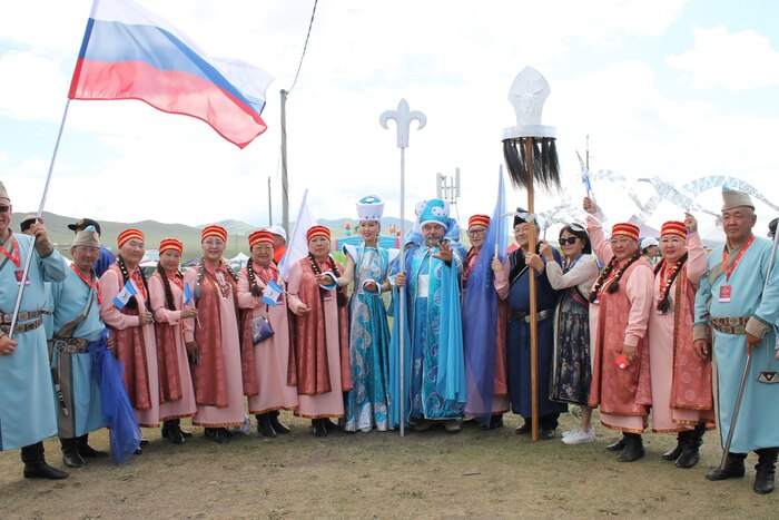 Удостоен Чести в костюме Байкала Батюшки вместе с красавицей Ангарой на открытии Алтарганы пройти в торжественной колонне от участиков из Иркутской области . Алтаргана 2024 МНР.