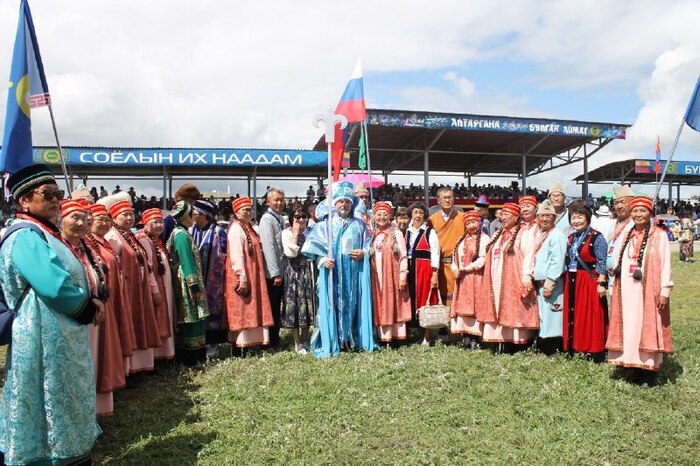 Удостоен Чести в костюме Байкала Батюшки вместе с красавицей Ангарой на открытии Алтарганы пройти в торжественной колонне от участиков из Иркутской области . Алтаргана 2024 МНР.