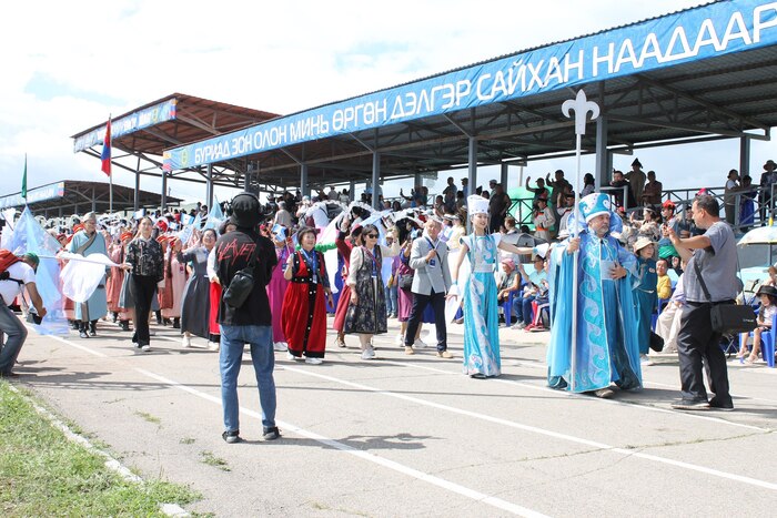 Удостоен Чести в костюме Байкала Батюшки вместе с красавицей Ангарой на открытии Алтарганы пройти в торжественной колонне от участиков из Иркутской области . Алтаргана 2024 МНР.