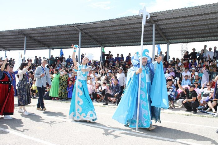 Удостоен Чести в костюме Байкала Батюшки вместе с красавицей Ангарой на открытии Алтарганы пройти в торжественной колонне от участиков из Иркутской области . Алтаргана 2024 МНР.