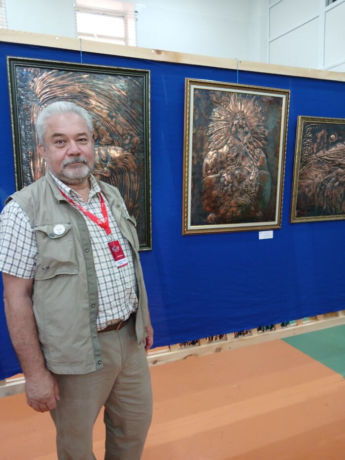 Алтаргана 2024. Выставка ДПИ. Рядом со своими работам.