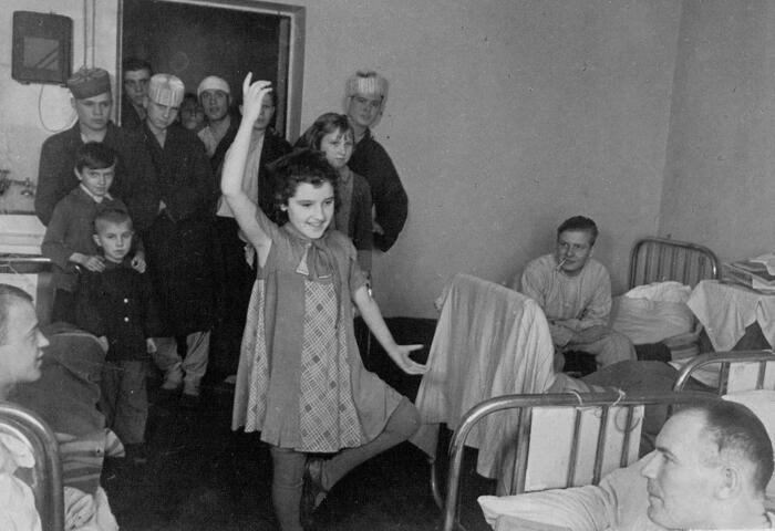 Выступление детей сотрудников государственной библиотеки СССР имени В.И. Ленина перед пациентами госпиталя № 5005