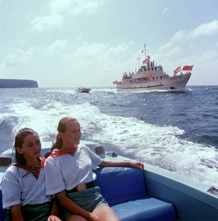 Boat trip. Pioneer camp of the Komsomol Central Committee Orlyonok in the Tuapse region of the Krasnodar Territory, USSR, 1974 - the USSR, Sea, Black Sea, Ship, A boat, Childhood in the USSR, Made in USSR, Children's camp, Memories, Childhood memories, 70th, Walk, Summer, Memory, Pioneers, Childhood, Past, Telegram (link)