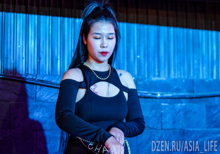 Обратите внимание на татуировки