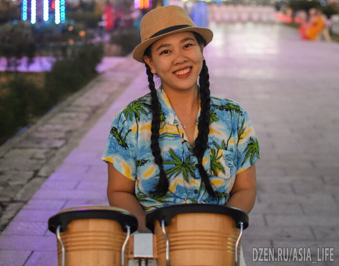 Вьетнамка - музыкант, играет девушка на барабанах, кстати, песню "Миллион Алых роз"