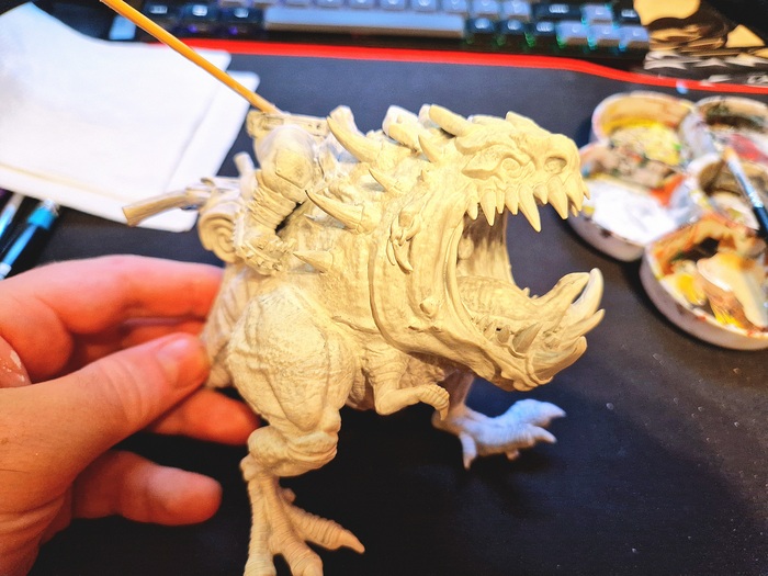 Несколько слоев белой базы, так как сквиг будет в светлых цветах. Для таких размеров уже юзаю простенький аэрограф, мне так быстрее