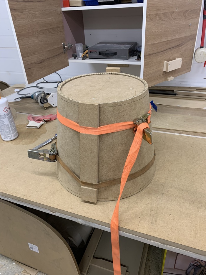 рис.4 Предварительная сборка изделия, без использования клея, для проверки. Деревяшки не простые, а со спец-вырезами, чтобы ремни не сползали при затяжке, ибо конструкция конусом.