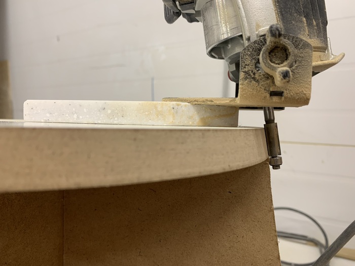 рис.2 Придание скоса по кромке с помощью обрезного фрезера со спец насадкой с изменяемым углом наклона платформы.