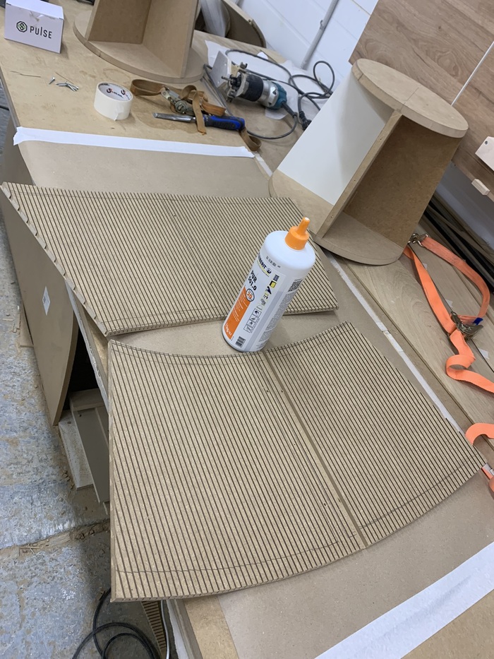 рис.3 Две одинаковые заготовки из гибкого МДФ могли бы быть вырезаны на чпу, но конструктор завтыкал на другой заказ и решил, что я сам справлюсь. Не ошибся, чертяка.