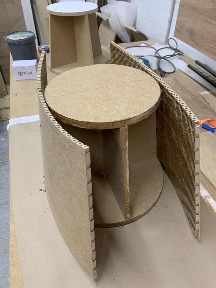 рис.8 На обе заготовки фигачим спец-клеем из бутылки 0.5 (см. рис.3) и размазываем клей валиком. Особое внимание уделяем местам соприкосновения заготовок с основой. Так же мажем клеем торцы крестового основания. Немного, только чтоб смочить.