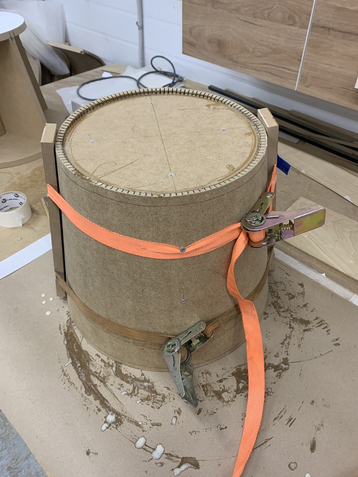 рис.9 С НЕЧЕЛОВЕЧЕСКОЙ СИЛОЙ стягиваем заготовки вокруг основы с помощью автомобильных ремней. Ремни заходят в спец-вырезы в деревяшках и цепляются за головки саморезов. Таким образом у нас заготовки не сместятся при стягивании.